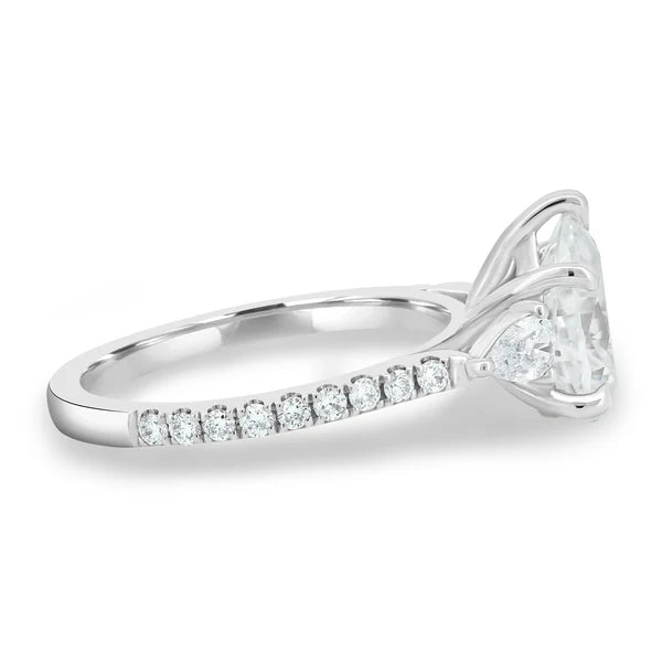 Solitaire Pear Side Stones Pavé